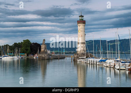 Hafen von Lindau im Abendlicht, mit der Statue der bayerische Löwe und Leuchtturm, Bodensee, Bayern Stockfoto