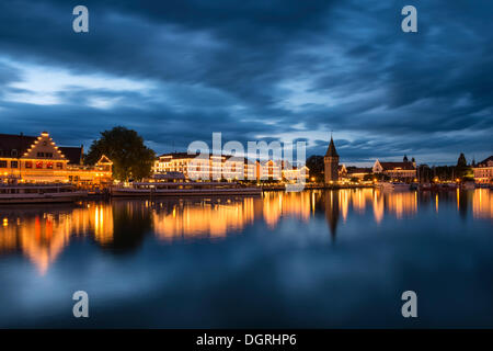 Blick über den Hafen von Lindau in Richtung der beleuchteten Promenade von der historischen Bezirk Lindau, Bodensee, Bayern Stockfoto