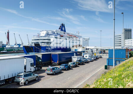 PKW und LKW auf der Fähre Hafen Ijmuiden aufgereiht sind, Princess Seaways Fähren, Nord-Holland, Niederlande, Europa Stockfoto