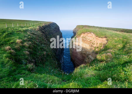 Schroffe Küstenlandschaft auf der Küste von Duncansby Head, Naturschutzgebiet, Grafschaft Caithness, Schottland, Vereinigtes Königreich, Europa Stockfoto