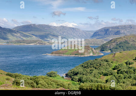 Blick über Loch a'Chairn Bhain mit der Insel Eilean a'Ghamhn, Grafschaft Sutherland, Schottland, Vereinigtes Königreich, Europa Stockfoto