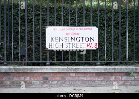 LONDON, UK - Oktober 04: High Street Kensington Straßenschild außerhalb Kensington Gardens. 4. Oktober 2013 in London. Stockfoto