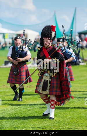 Der Tambourmajor führt die Dudelsack-Parade, Helmsdale Highland Games, Helmsdale, Sutherland, Schottland, Vereinigtes Königreich, Europa Stockfoto