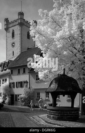 Ziehen gut und Kirchturm im Herzen der historischen Altstadt, Steinheim am Main, Rhein-Main-Region, Hessen Stockfoto