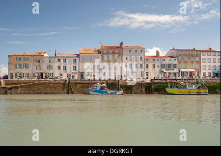 Typisches Dorf mit Hafen in der Bretagne. Sommertag Stockfoto