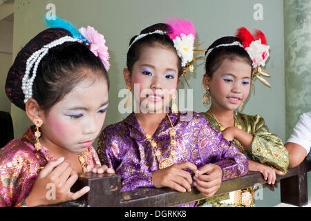 Waisen tragen traditionelle Tanz Kostüm, Beluga School for Life, BSfL, ein Hilfsprojekt für Kinder in Not in Thailand, Stockfoto