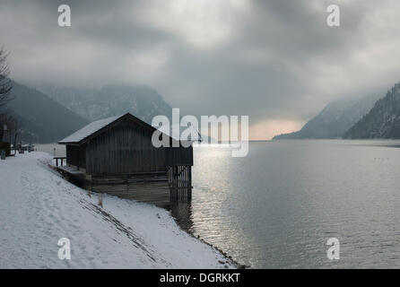 Holzhaus in die verschneite Landschaft, Achensee Lake, Österreich, Europa Stockfoto