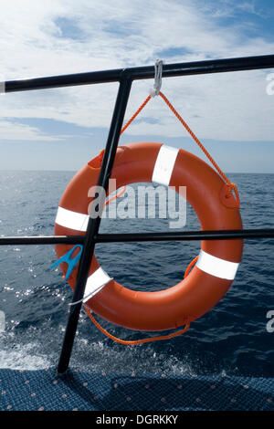 Rettungsring auf einem Geländer von einem Schiff, Thailand, Asien Stockfoto