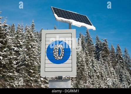 Solarbetriebene Verkehrsschild zeigt die Verwendung von Schnee-Ketten, Tirol, Österreich, Europa Stockfoto
