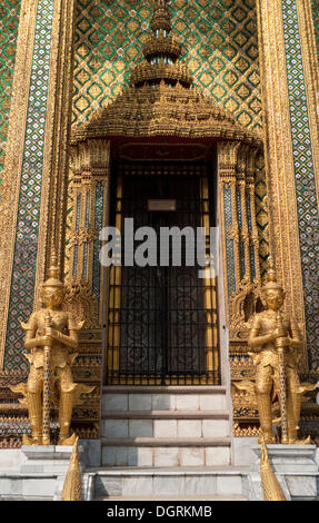 Wächter vor Pra Mondhop, Bibliothek, Tempel Wat Phra Kaeo, Bangkok, Thailand, Asien Stockfoto