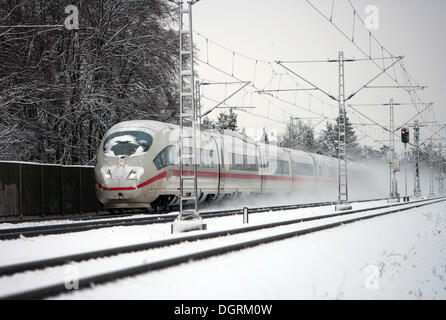 Zug der Deutschen Bundesbahn im Schnee, Mülheim, Hessen Stockfoto