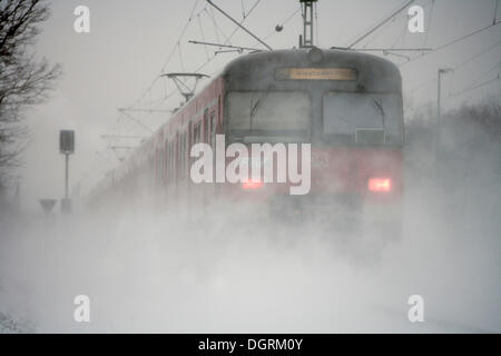 Zug der Deutschen Bundesbahn im Schnee, Mülheim, Hessen Stockfoto