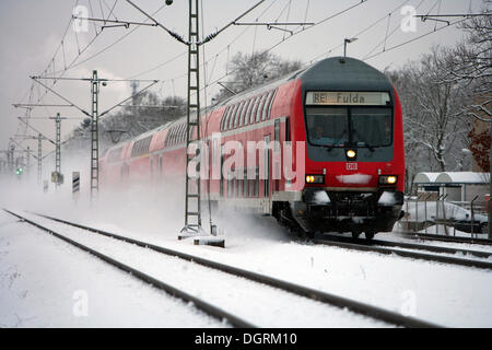 Zug der Deutschen Bundesbahn im Schnee, Mülheim, Hessen Stockfoto