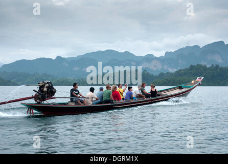 Touristen in einem Longtail Boot, Khao Sok Nationalpark, künstlichen Stausee, Chiao Lan See, Surat Thani, Thailand, Asien Stockfoto