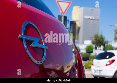 Firmenlogo auf ein Auto vor Adam Opel Haus, Sitz der Adam Opel AG, Rüsselsheim, Hessen Stockfoto