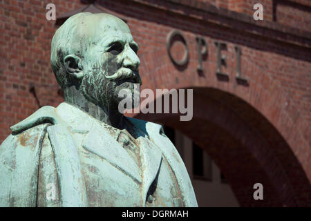 Statue von Adam Opel vor dem alten Portal des Opel-Werks in Rüsselsheim, Hessen Stockfoto