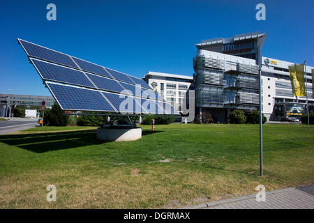 Adam Opel Haus, Sitz der Adam Opel AG mit einem Solar-Panel, Rüsselsheim, Hessen, PublicGround Stockfoto