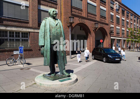 Statue von Adam Opel vor dem alten Portal des Opel-Werks in Rüsselsheim, Hessen Stockfoto
