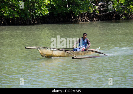 Banka, traditionellen philippinischen Auslegerboot, am Fluss Decalachao, Mangroven an der Rückseite, Decalachao Fluss Wharf, Coron Stockfoto