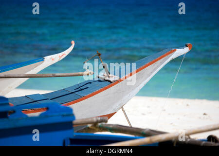 Banka, traditionellen philippinischen Auslegerboot, auf einem Strand, Philippinen, Asien Stockfoto