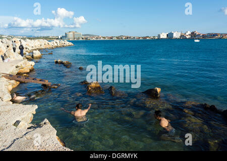 Zeytineli Köyü, Menschen schwimmen in einer heißen Quelle, Ilica, Region Izmir, Türkei, Asien Stockfoto