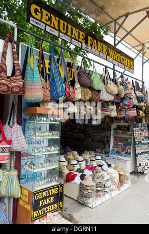 Souvenir-Shop vor der antiken Stadt Ephesus mit Plagiat waren, gefälschte Uhren, Efes, Türkei, Asien Stockfoto