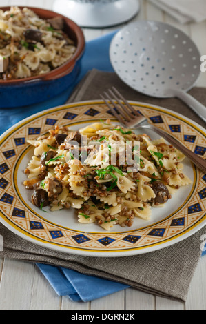 Kascha Varnishkes. Buchweizen und Pasta Gericht mit Champignons und Zwiebeln. Stockfoto