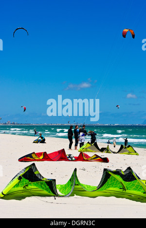 Kitesurfer am Blouberg Strand in der Nähe von Kapstadt in Südafrika. Dieser Bereich ist eine erste Adresse für europäische Kiteboarder, während des Winters im Europ zu trainieren Stockfoto