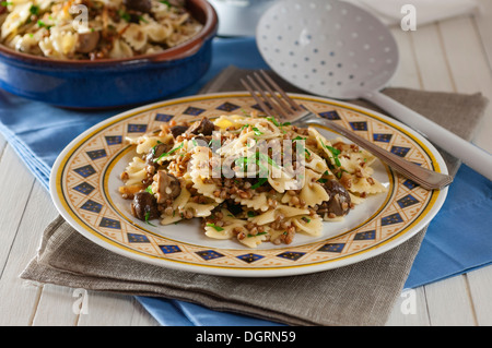 Kascha Varnishkes. Buchweizen und Pasta Gericht mit Champignons und Zwiebeln. Stockfoto