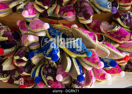 Hausschuhe im Verkauf als Souvenirs, in das Dorf Sirince, Selçuk, Antalya, Türkei, Asien, Selçuk, Unterein, Provinz Antalya Stockfoto