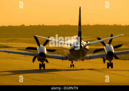 Ein startendes aus Rhein-Main-Flughafen, Frankfurt Flughafen, im Abendlicht, am Frankfurt Main, Hessen, Frankfurt Stockfoto