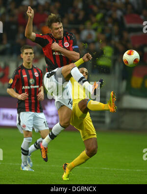 Frankfurt Main, Deutschland. 24. Oktober 2013. Frankfurter Alexander Meier (C) wetteifert um den Ball mit Tel Avivs Maharan Radi während Frankfurts Johannes Flum während das Europa League-Gruppe F-Spiel zwischen Eintracht Frankfurt und Maccabi Tel Aviv im Frankfurter Stadion in Frankfurt Main, Deutschland, 24. Oktober 2013 schaut. Foto: ARNE DEDERT/Dpa/Alamy Live-Nachrichten Stockfoto