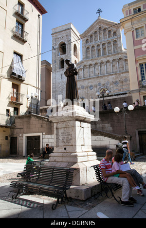 Piazza Carlo Alberti mit Statue des Franz von Assisi und die Kathedrale hinter in Cagliari, Sardinien Stockfoto