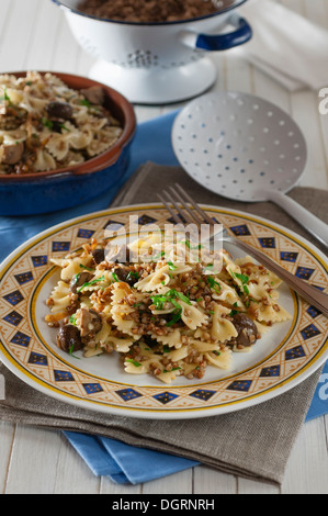 Kascha Varnishkes. Buchweizen und Pasta Gericht mit Champignons und Zwiebeln. Stockfoto