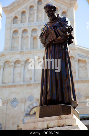 Statue des Heiligen Franz von Assisi auf Piazza Carlo Alberti in Cagliari - Sardinien Stockfoto