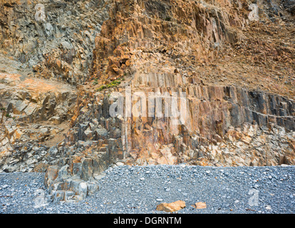 Einspaltig verbunden Ordovizium Rhyolith in den Klippen am Knockmahon Beach in der Copper Coast Geopark, Grafschaft Waterford, Irland Stockfoto