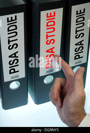 Hand auf einen Dateiordner mit der Bezeichnung "PISA-Studie", Deutsch für "Programme for International Student Assessment, PISA" Stockfoto