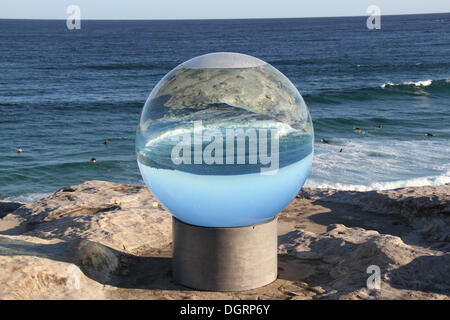 Sydney, Australien. 24. Oktober 2013. Skulptur am Meer verfügt über verschiedene Skulpturen entlang der Küstenweg zwischen Bondi und Tamarama Strände in Sydney. Es findet vom 24 Oktober bis 10. November 2013. Das Bild zeigt Skulptur Nr. 83. "Horizont" von Künstlerin Lucy Humphrey. Copyright © 2013 Richard Milnes/Alamy Live-Nachrichten. Stockfoto