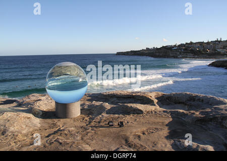 Sydney, Australien. 24. Oktober 2013. Skulptur am Meer verfügt über verschiedene Skulpturen entlang der Küstenweg zwischen Bondi und Tamarama Strände in Sydney. Es findet vom 24 Oktober bis 10. November 2013. Das Bild zeigt Skulptur Nr. 83. "Horizont" von Künstlerin Lucy Humphrey. Copyright © 2013 Richard Milnes/Alamy Live-Nachrichten. Stockfoto