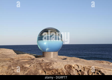 Sydney, Australien. 24. Oktober 2013. Skulptur am Meer verfügt über verschiedene Skulpturen entlang der Küstenweg zwischen Bondi und Tamarama Strände in Sydney. Es findet vom 24 Oktober bis 10. November 2013. Das Bild zeigt Skulptur Nr. 83. "Horizont" von Künstlerin Lucy Humphrey. Copyright © 2013 Richard Milnes/Alamy Live-Nachrichten. Stockfoto