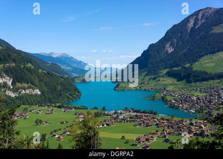 See-Lungern, natürliches Reservoir, Saliwald Wald an der Rückseite, Lungern, Lungern, Kanton Obwalden, Schweiz Stockfoto