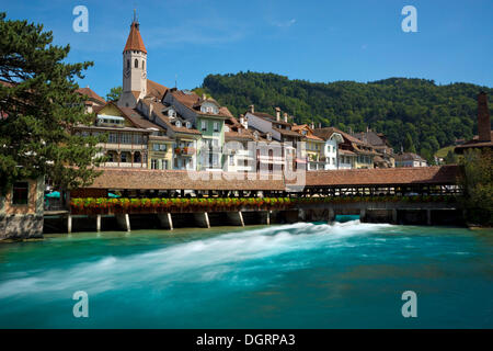 Blick auf die Aare und das alte Schloss in Richtung der Altstadt mit der Stadtkirche, Thun, Thun, Kanton Bern Stockfoto