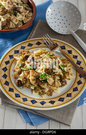 Kascha Varnishkes. Buchweizen und Pasta Gericht mit Champignons und Zwiebeln. Stockfoto