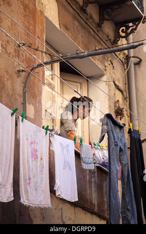 Frau am Balkon auf Via Lamarmora, wohnen, Leben in Cagliari - Sardinien Stockfoto