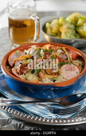 Sauerkraut und Würstchen. Choucroute garnie Stockfoto