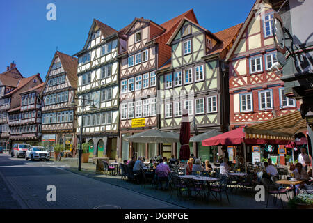 Altstadt mit Fachwerkhäusern und Restaurants, Hannoversch Münden, Niedersachsen, Deutschland Stockfoto