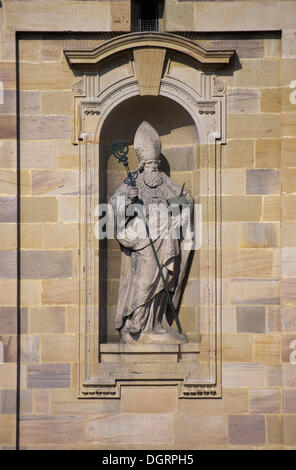 Statue von St. Bonifatius auf das Hauptportal des St. Salvator Cathedral von Fulda Kathedrale, Fulda, Fulda, Fulda, Hessen, Deutschland Stockfoto