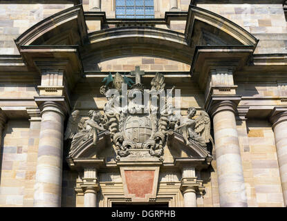 Zwei Engel halten die Wappen von Fürstabt Adalbert von Schleifras über dem Haupteingang des St. Salvator Cathedral von Stockfoto