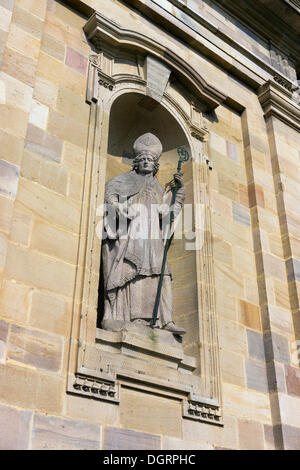 Statue des Klosters Gründers Sturmius auf das Hauptportal des St. Salvator Cathedral von Fulda Kathedrale, Fulda, Fulda, Fulda Stockfoto