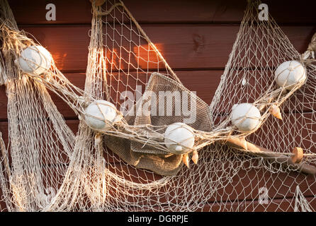 Alte Fischerei net hängen auf einer Holzwand, Deutschland Stockfoto